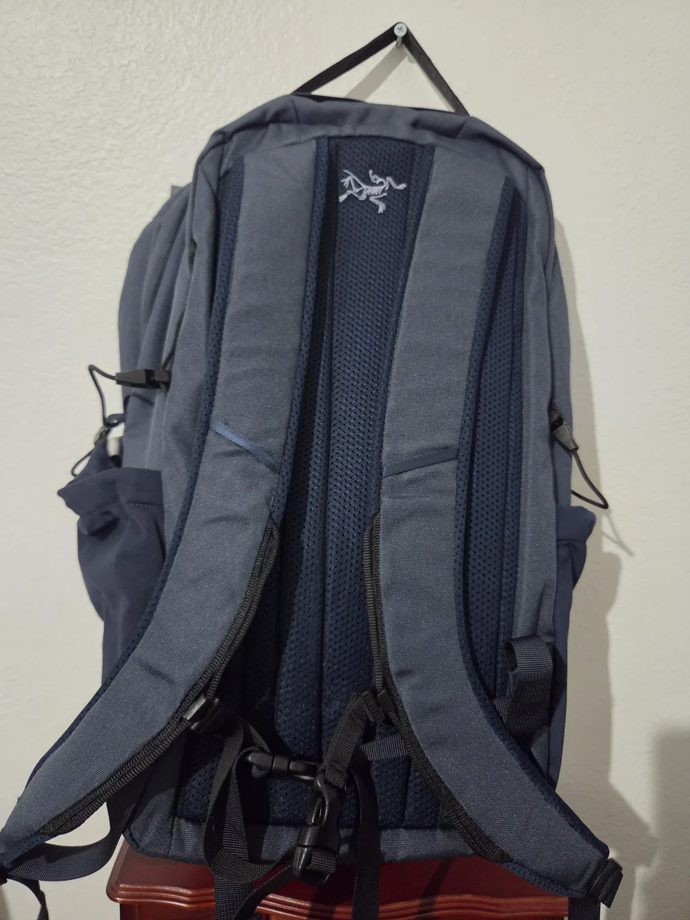Arc'teryx Mantis  Black Backpack with Light Gray Interior 26L Navy Blue
